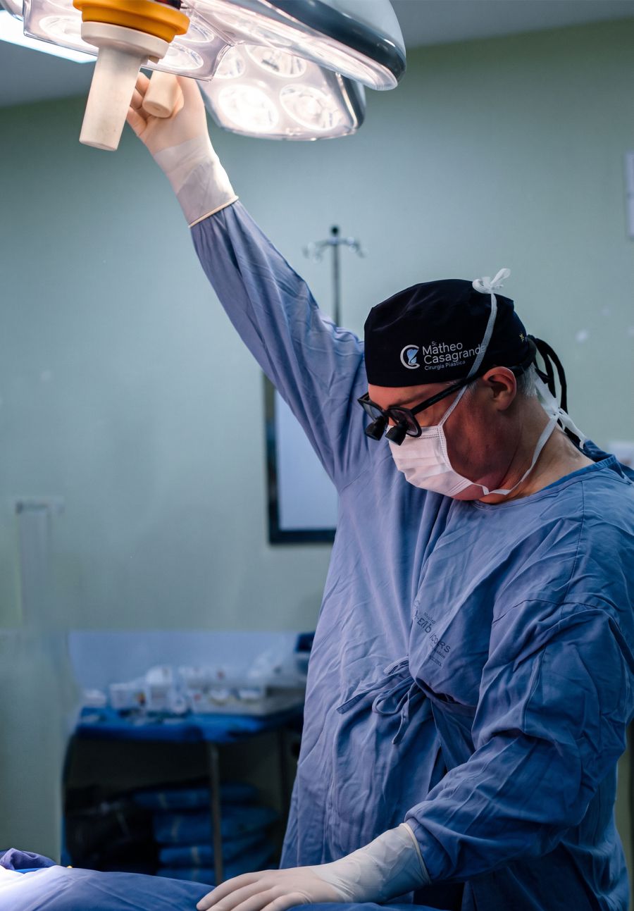 Dr. Matheo Casagrande em atendimento no consultório